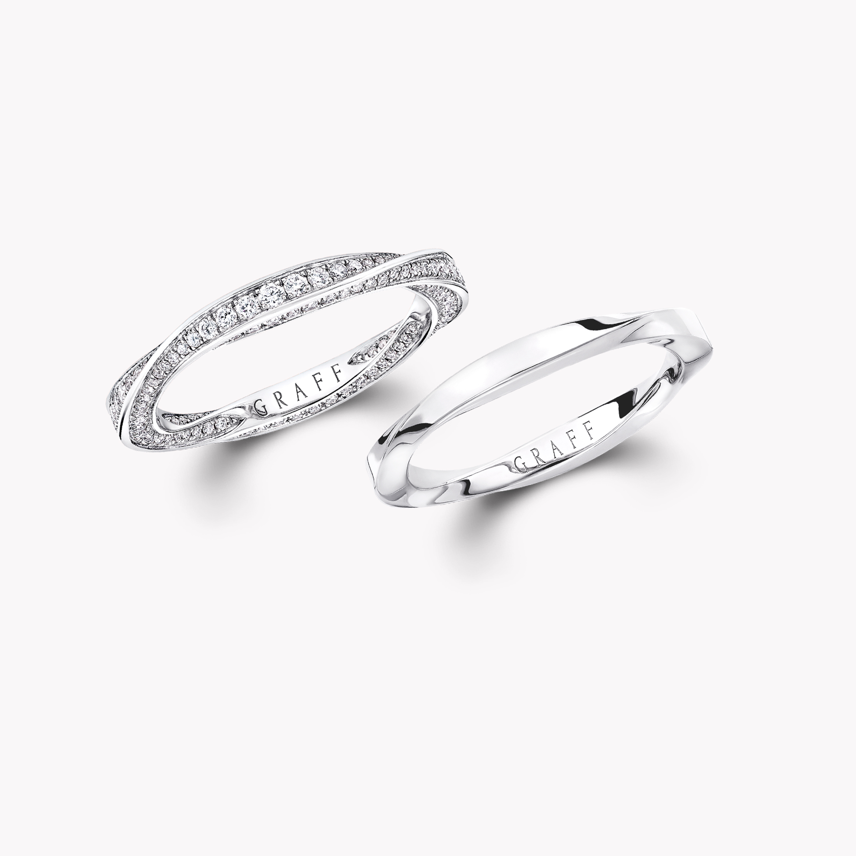 Spiral Pav&eacute; Diamond and Plain Band Set