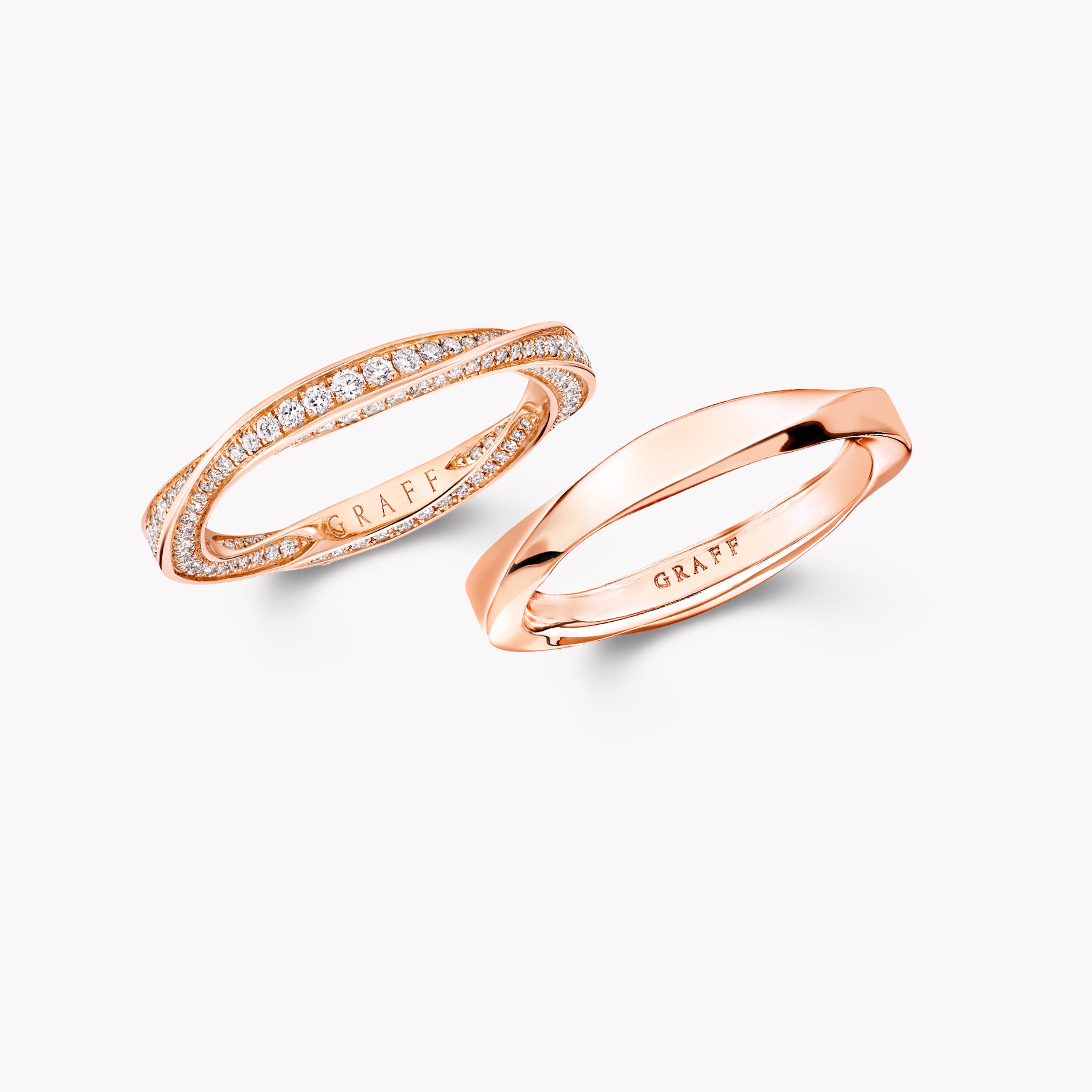 Spiral Pav&eacute; Diamond and Plain Band Set