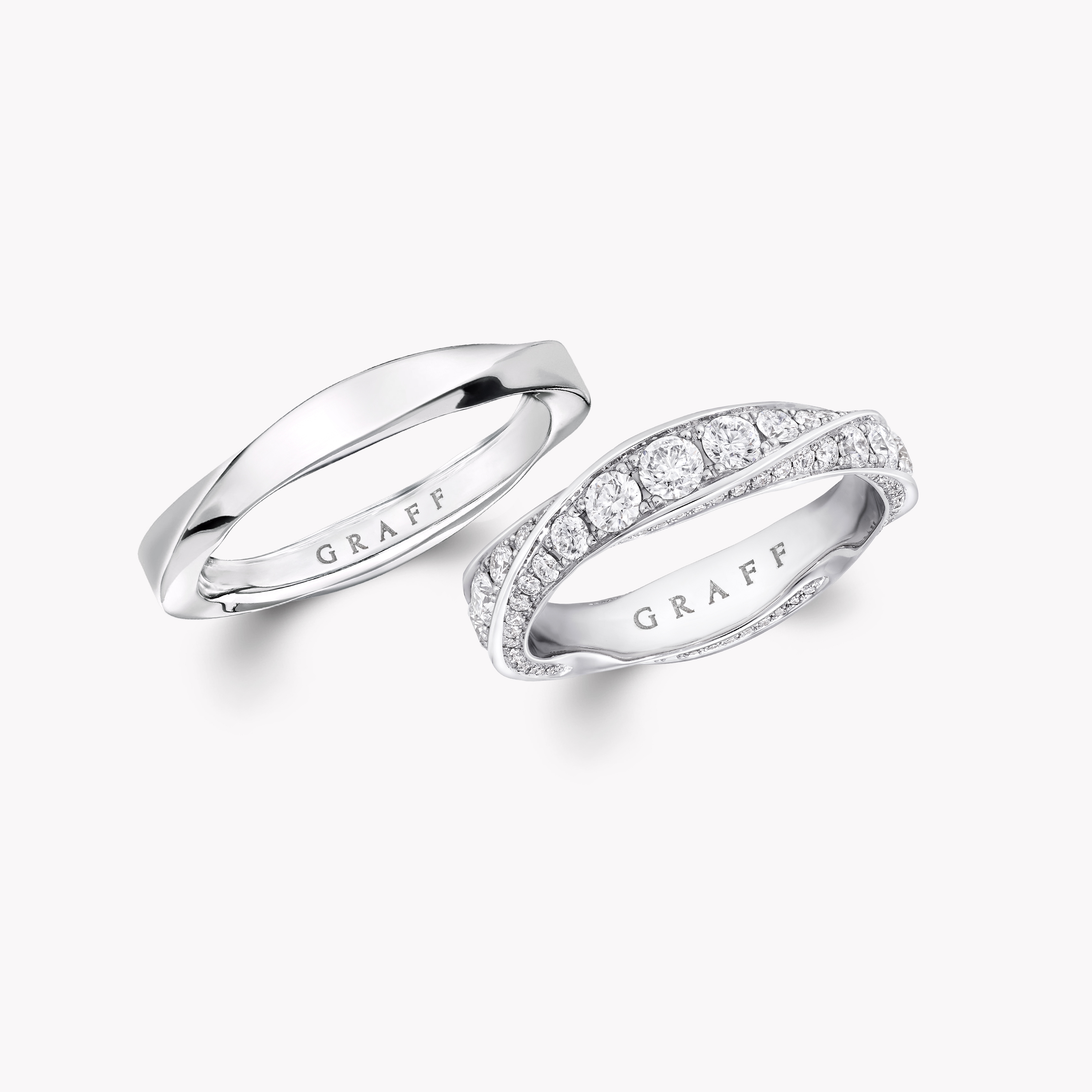 Spiral Pav&eacute; Diamond and Plain Band Set