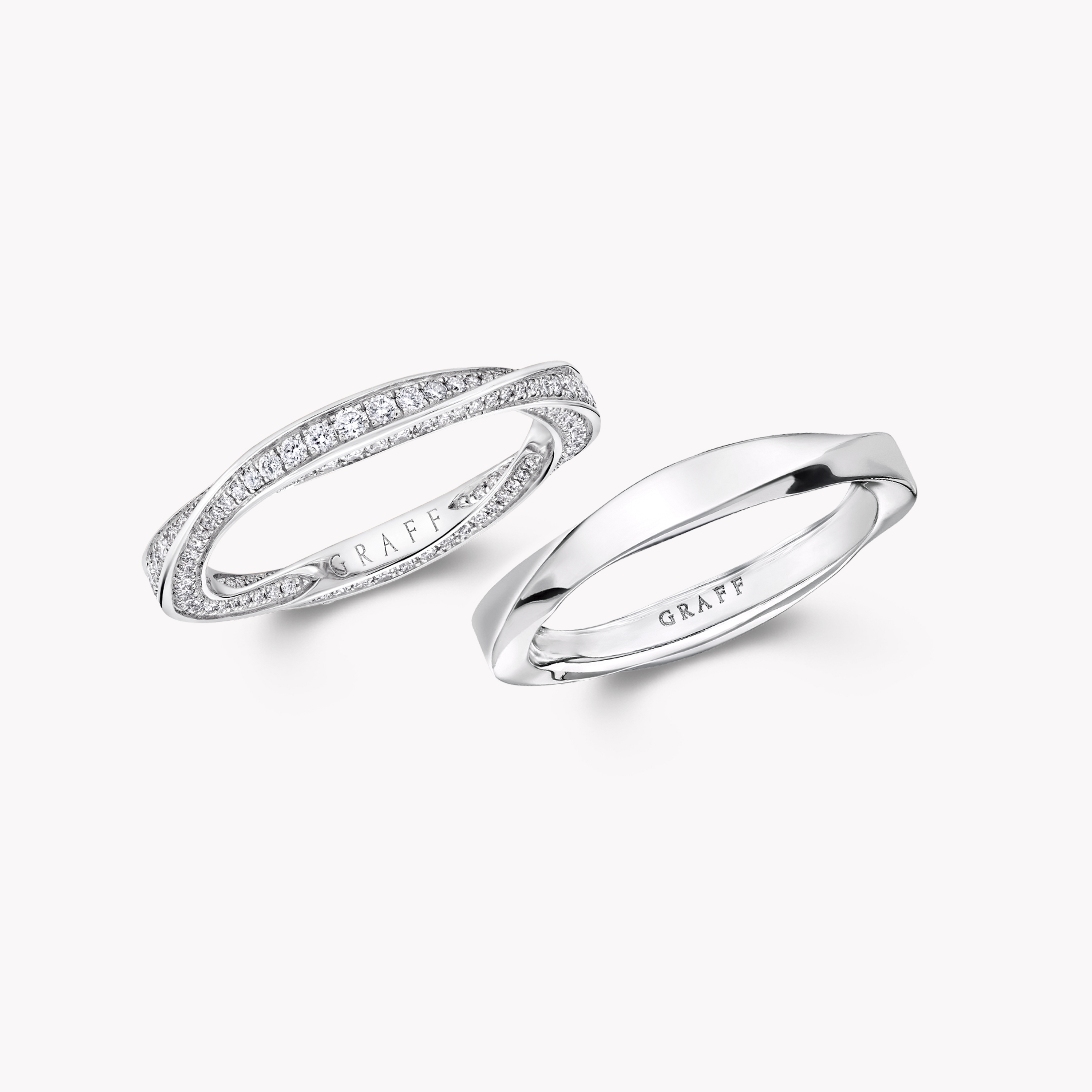 Spiral Pav&eacute; Diamond and Plain Band Set